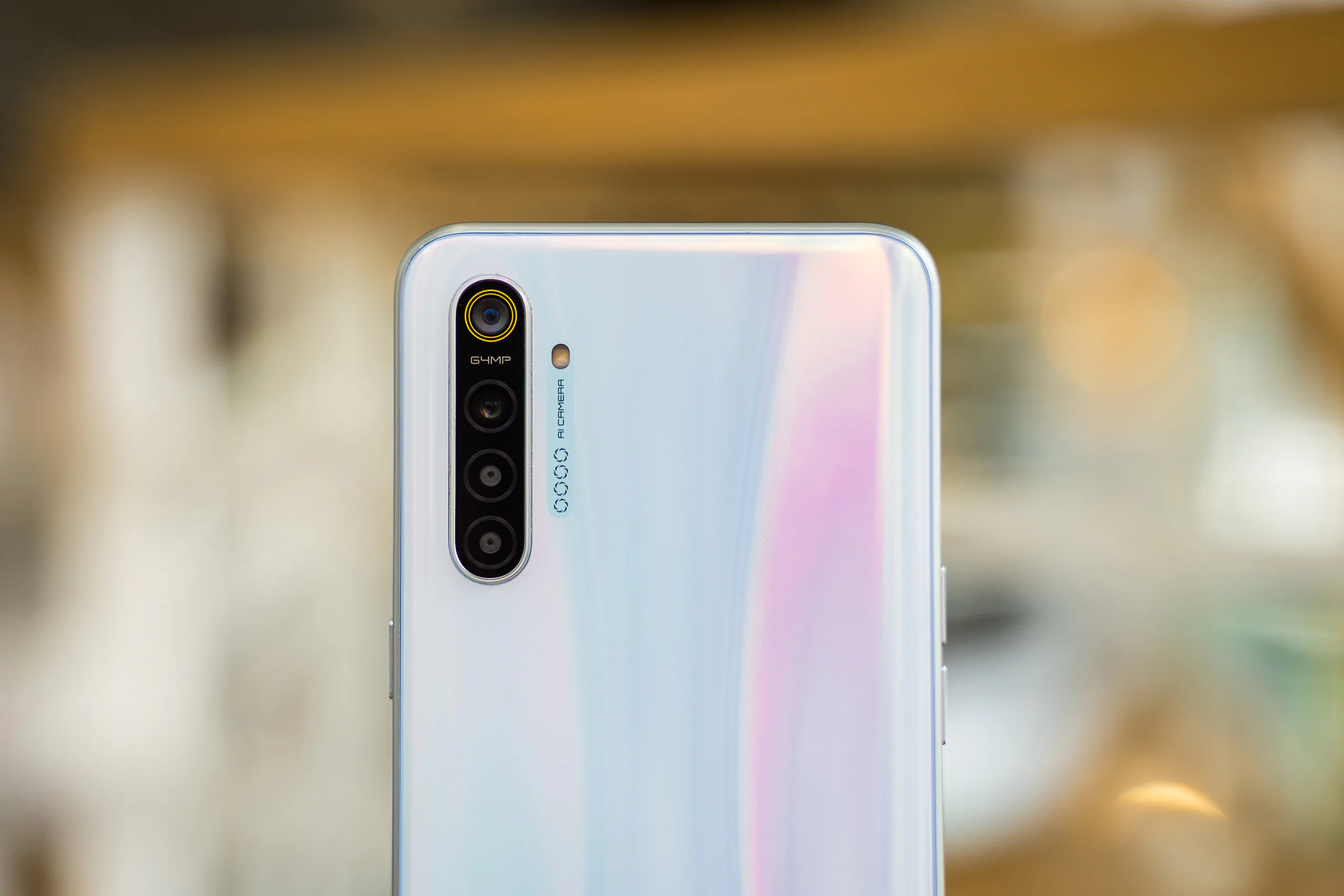 Mở hộp và trên tay Realme XT: Cảm biến 64MP, bốn camera sau, thiết kế đẹp mắt