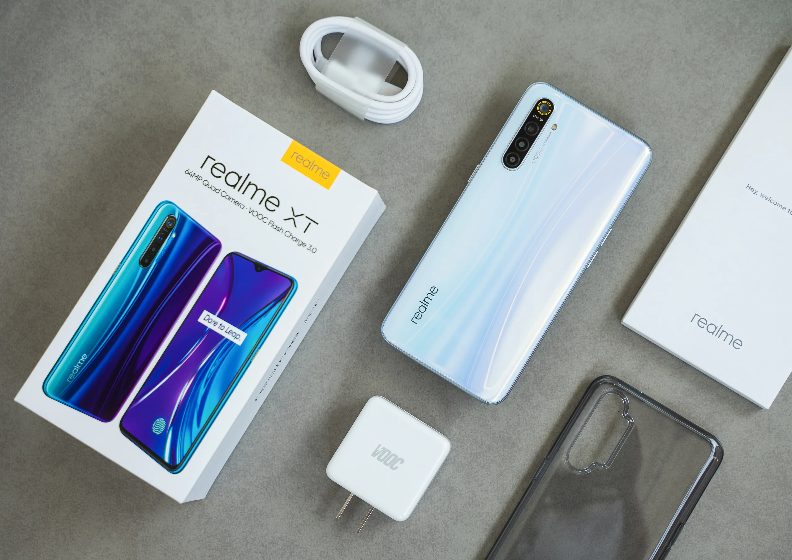 Mở hộp và trên tay Realme XT: Cảm biến 64MP, bốn camera sau, thiết kế đẹp mắt