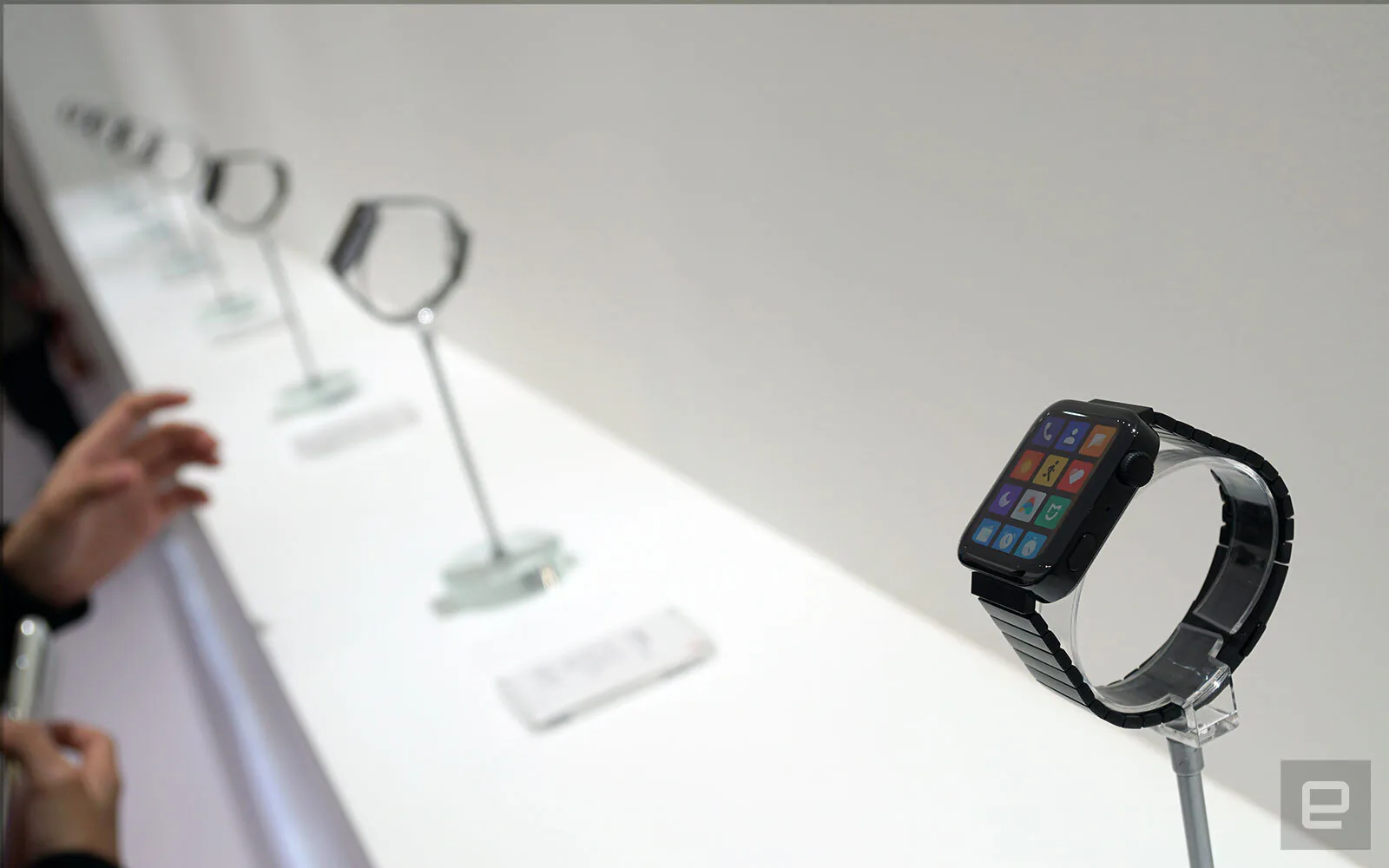 Xiaomi Mi Watch trông như Apple Watch nhưng giá thì chỉ một nửa