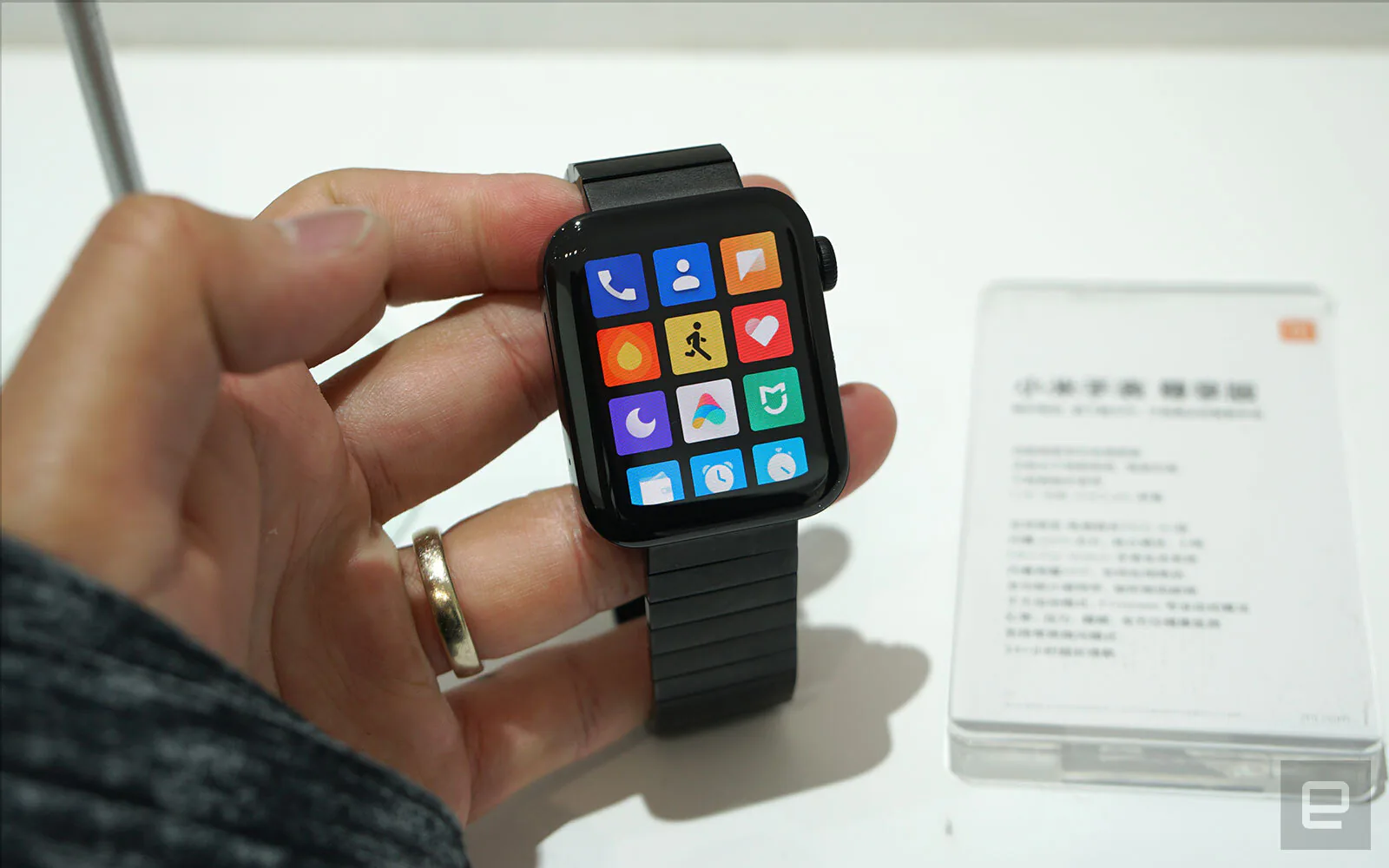Xiaomi Mi Watch trông như Apple Watch nhưng giá thì chỉ một nửa