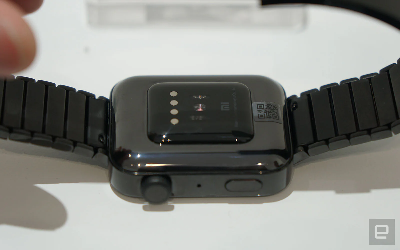 Xiaomi Mi Watch trông như Apple Watch nhưng giá thì chỉ một nửa