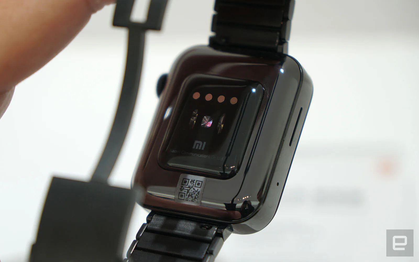 Xiaomi Mi Watch trông như Apple Watch nhưng giá thì chỉ một nửa