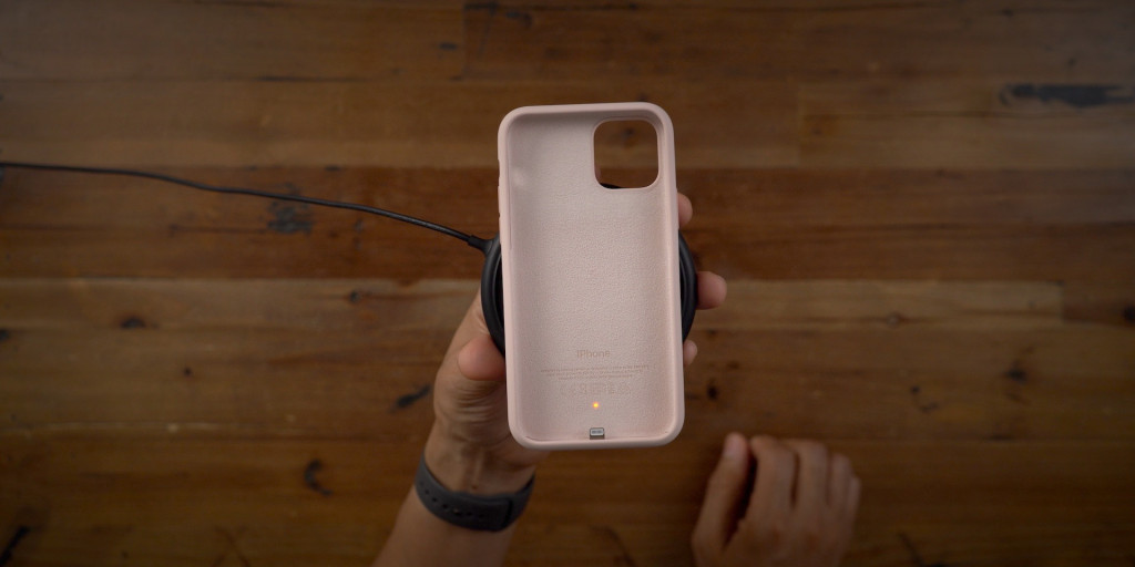 Trên tay ốp lưng kèm pin Smart Battery Case cho iPhone 11 Pro với phím tắt vật lý kích hoạt camera