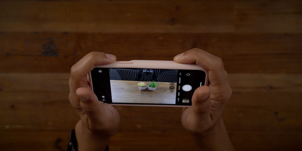 Trên tay ốp lưng kèm pin Smart Battery Case cho iPhone 11 Pro với phím tắt vật lý kích hoạt camera