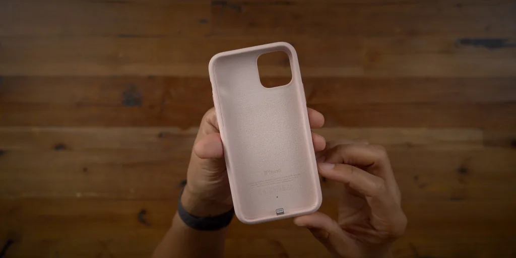 Trên tay ốp lưng kèm pin Smart Battery Case cho iPhone 11 Pro với phím tắt vật lý kích hoạt camera
