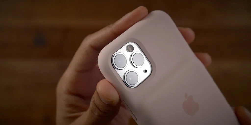Trên tay ốp lưng kèm pin Smart Battery Case cho iPhone 11 Pro với phím tắt vật lý kích hoạt camera