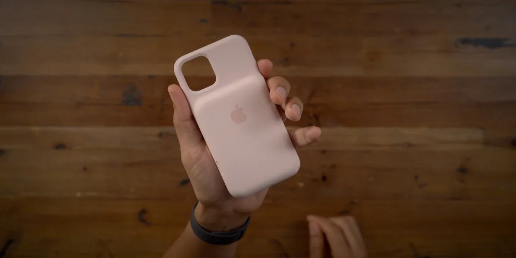 Trên tay ốp lưng kèm pin Smart Battery Case cho iPhone 11 Pro với phím tắt vật lý kích hoạt camera