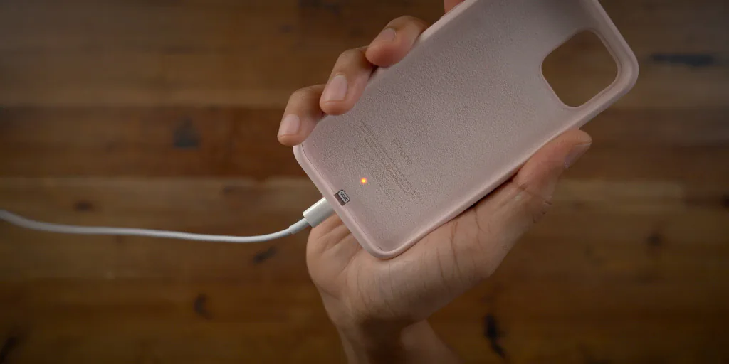 Trên tay ốp lưng kèm pin Smart Battery Case cho iPhone 11 Pro với phím tắt vật lý kích hoạt camera