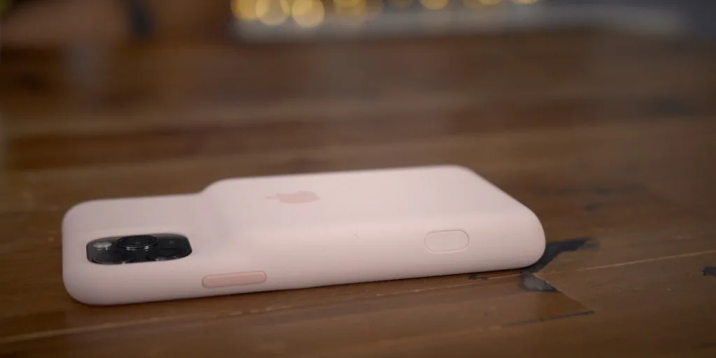 Trên tay ốp lưng kèm pin Smart Battery Case cho iPhone 11 Pro với phím tắt vật lý kích hoạt camera