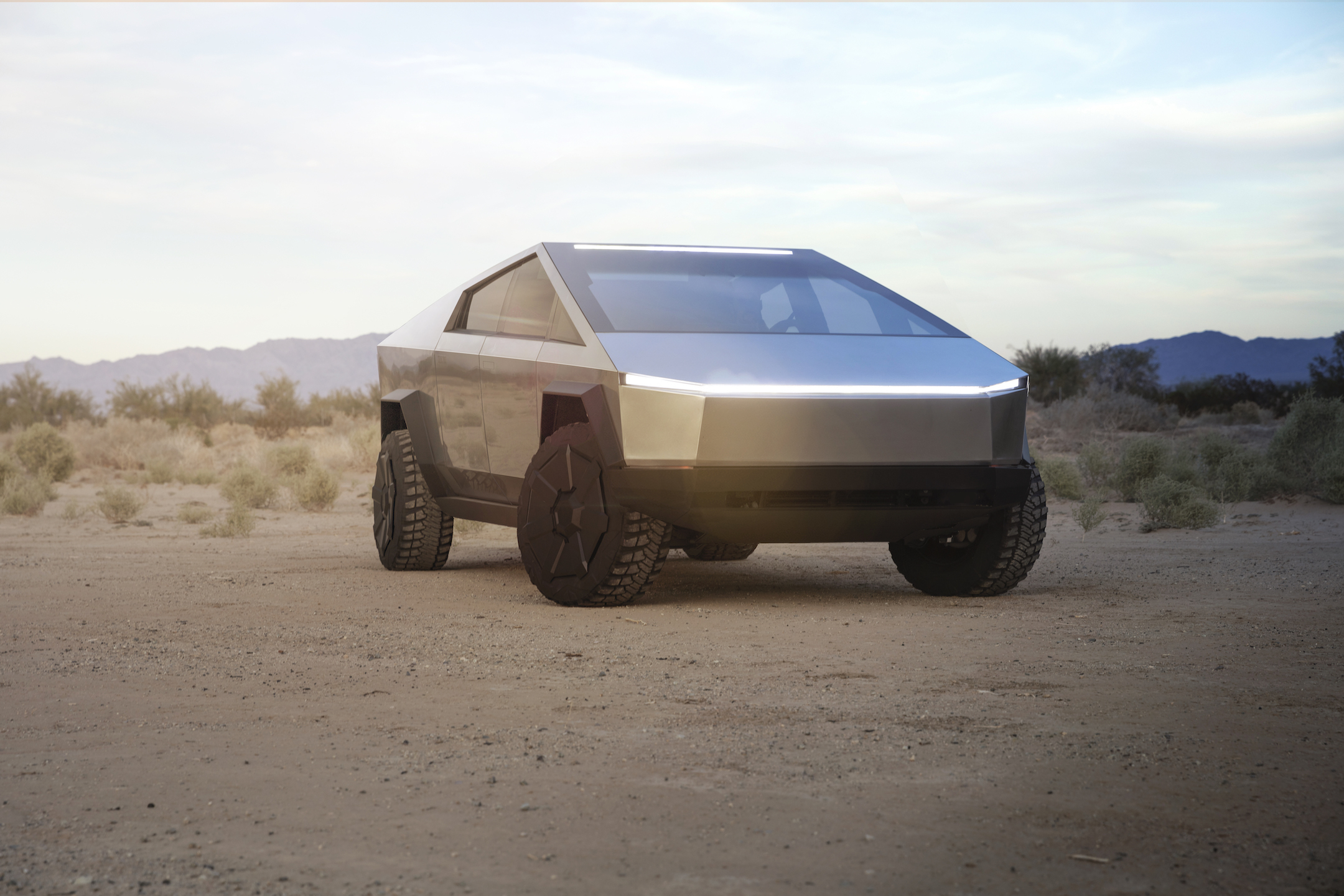 Tesla ra mắt xe bán tải điện Cybertruck với kiểu dáng tương lai, giống xe bọc thép hơn là bán tải