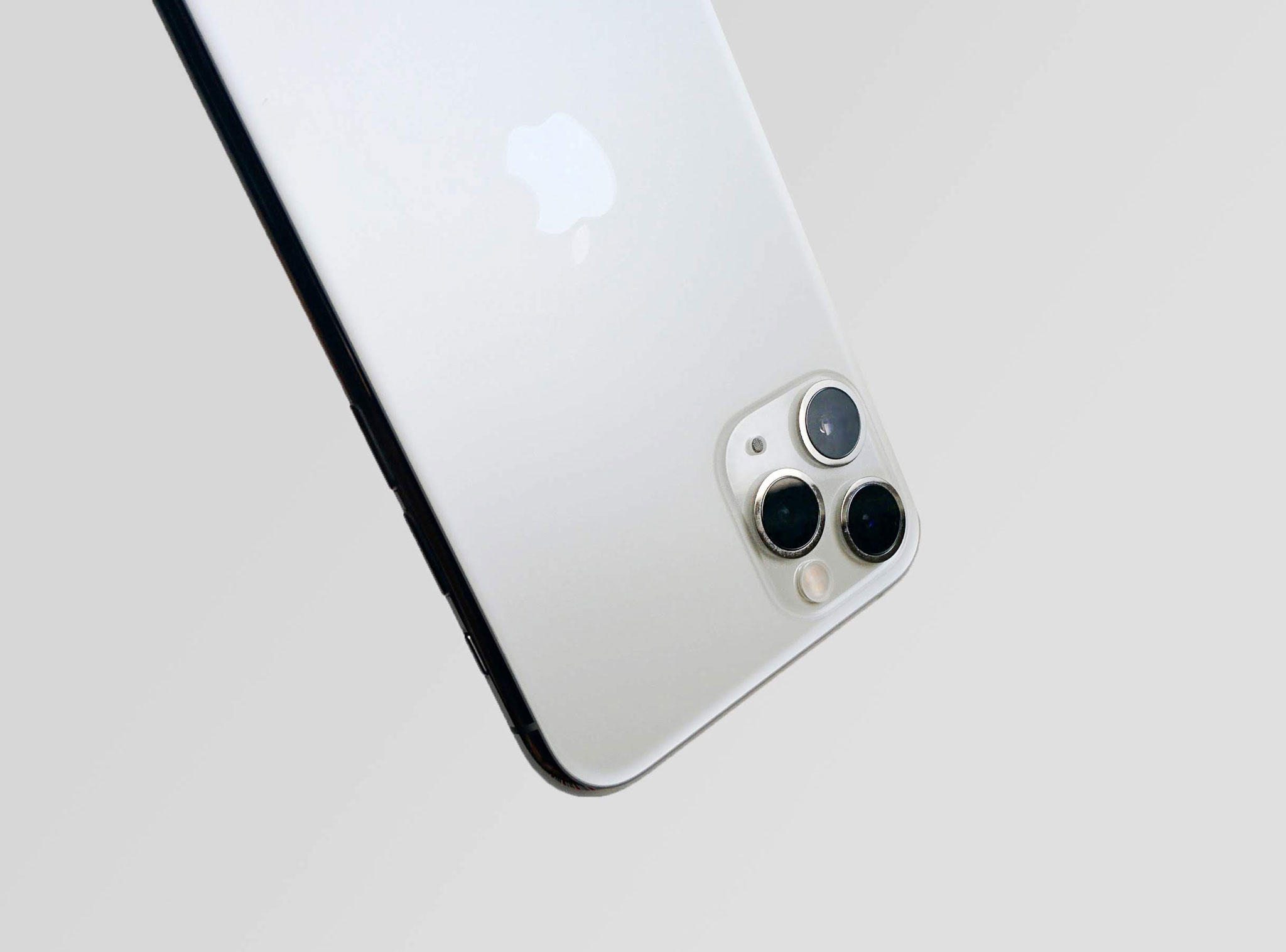 Vì sao Apple không có phép người dùng tự sửa chữa, tháo iPhone và phạt phí nếu phát hiện?