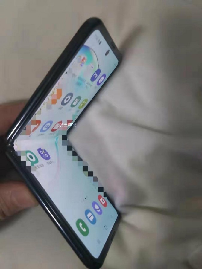 Lộ diện ảnh trên tay smartphone gập kiểu vỏ sò truyền thống từ Samsung