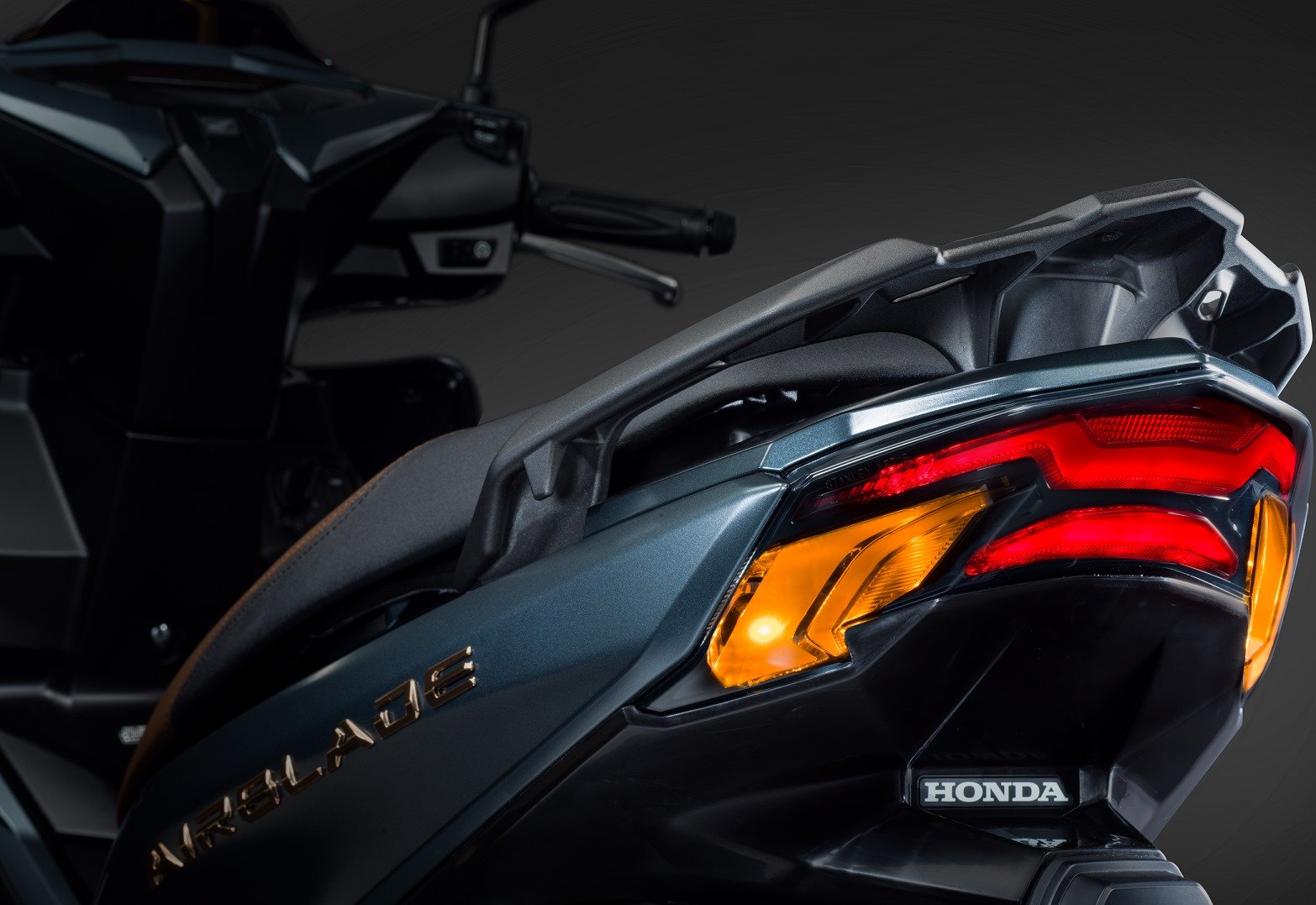 Honda ra mắt Air Blade 2020 với hai phiên bản, phanh ABS và thiết kế "hiền" hơn thế hệ trước