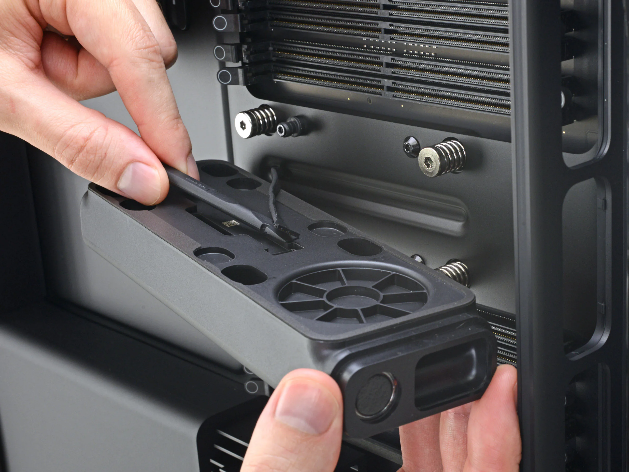 Tháo tung Mac Pro 2019 cùng iFixit, sản phẩm dễ sửa chữa nhất của Apple