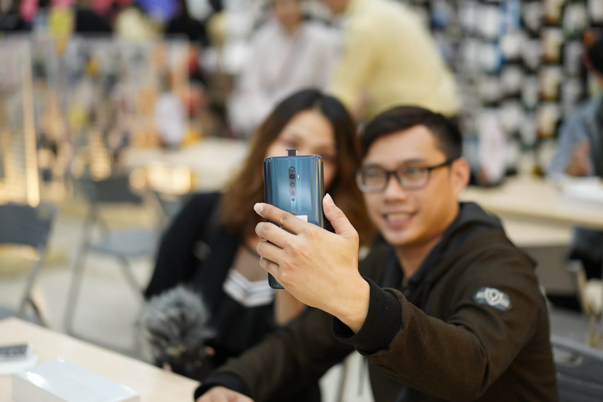 Thị trường smartphone chấn động với chương trình mua 1 tặng 1 OPPO Reno2 F