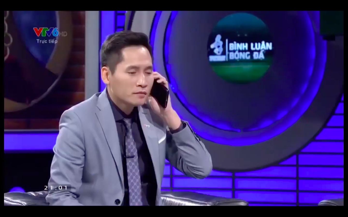 Video BTV Quốc Khánh giả vờ gọi điện Văn Lâm “đá xoáy” thủ môn Bùi Tiến Dũng trên sóng truyền hình quốc gia