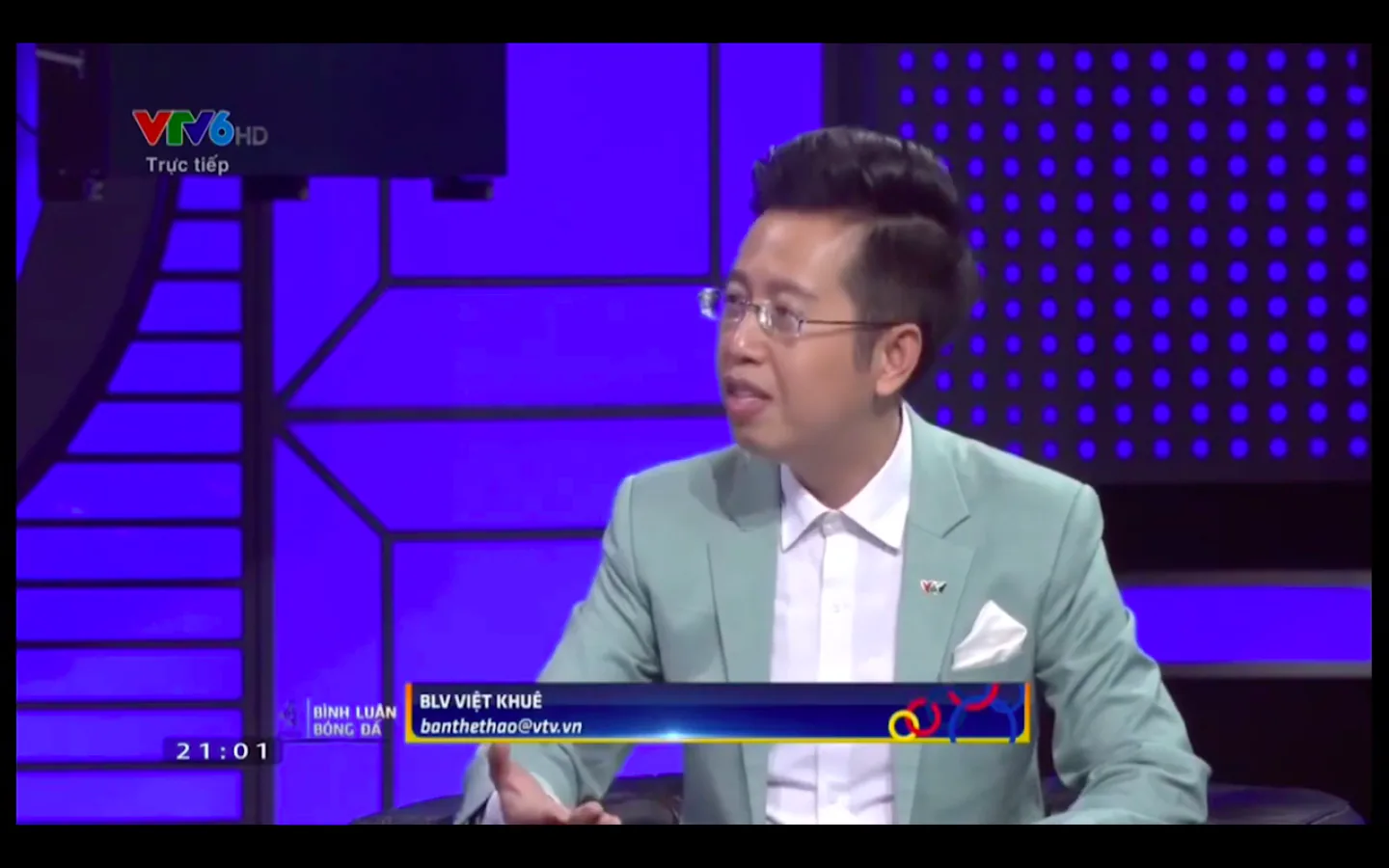 Video BTV Quốc Khánh giả vờ gọi điện Văn Lâm "đá xoáy" thủ môn Bùi Tiến Dũng trên sóng truyền hình quốc gia
