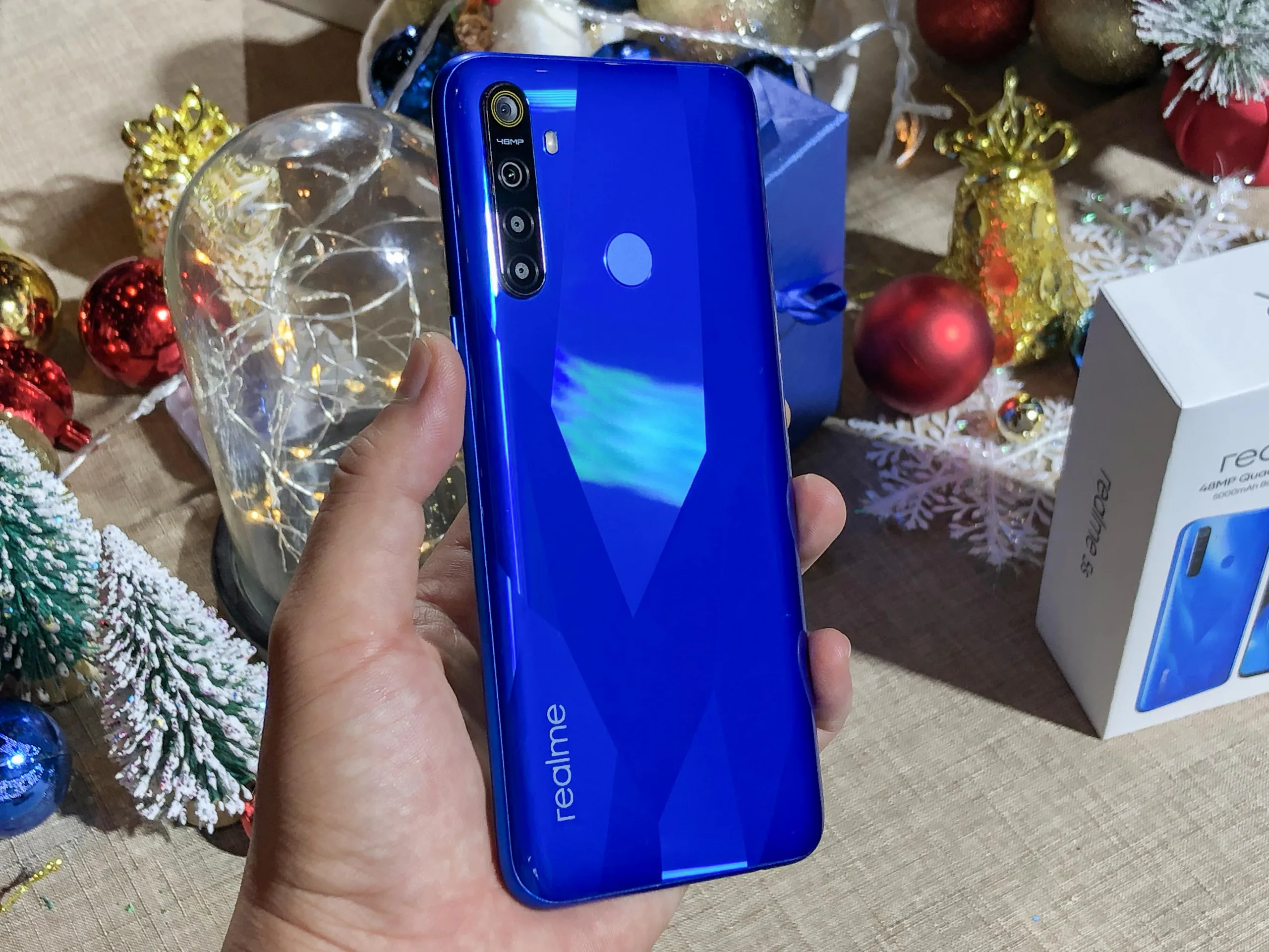 Realme 5s ra mắt, bán độc quyền ở Thế giới di động từ 14/12 giá 4,990,000 VND
