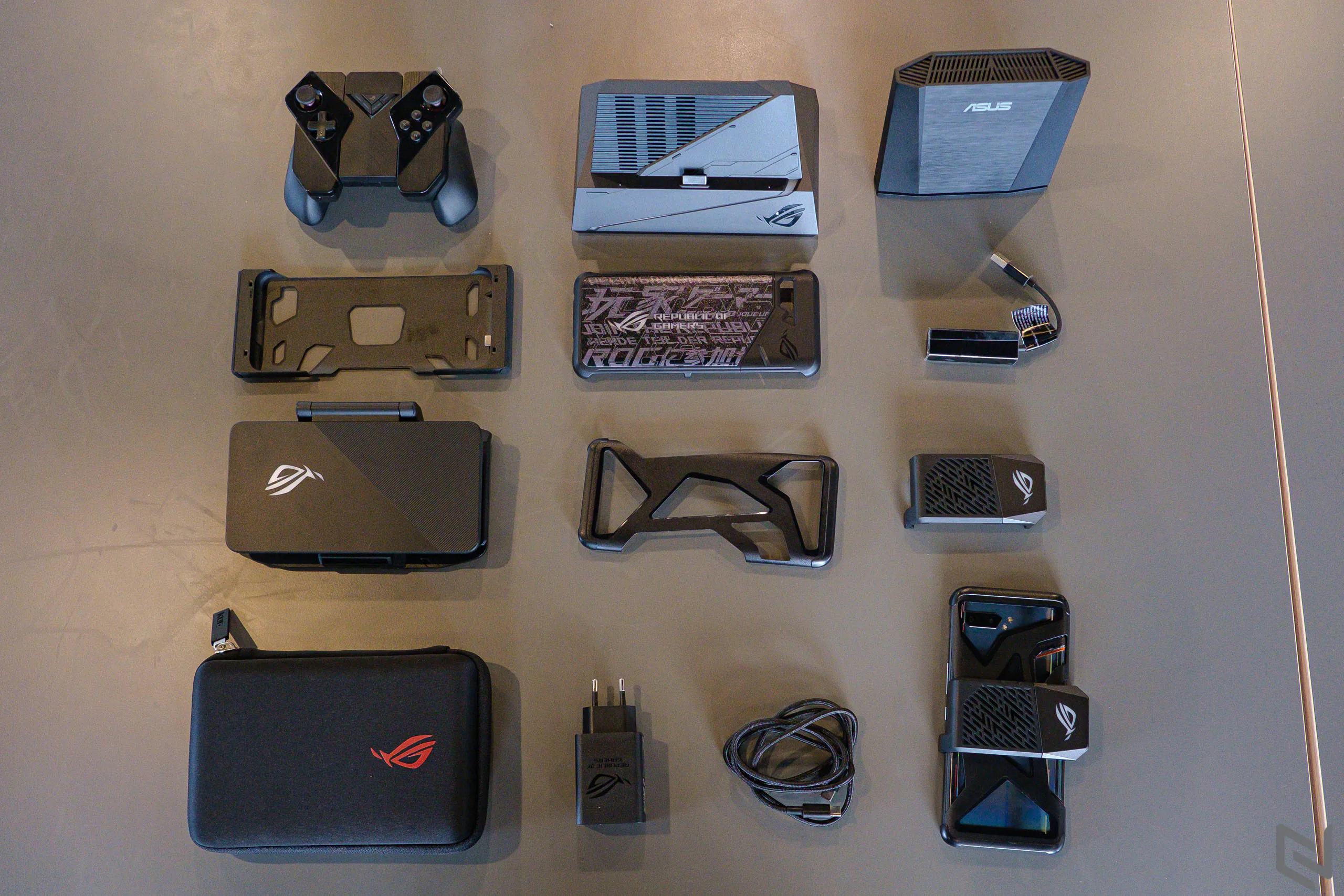Trên tay ASUS ROG Phone II: Bản hoàn thiện từ thế hệ đầu với bộ phụ kiện đồ chơi xịn hơn nhiều