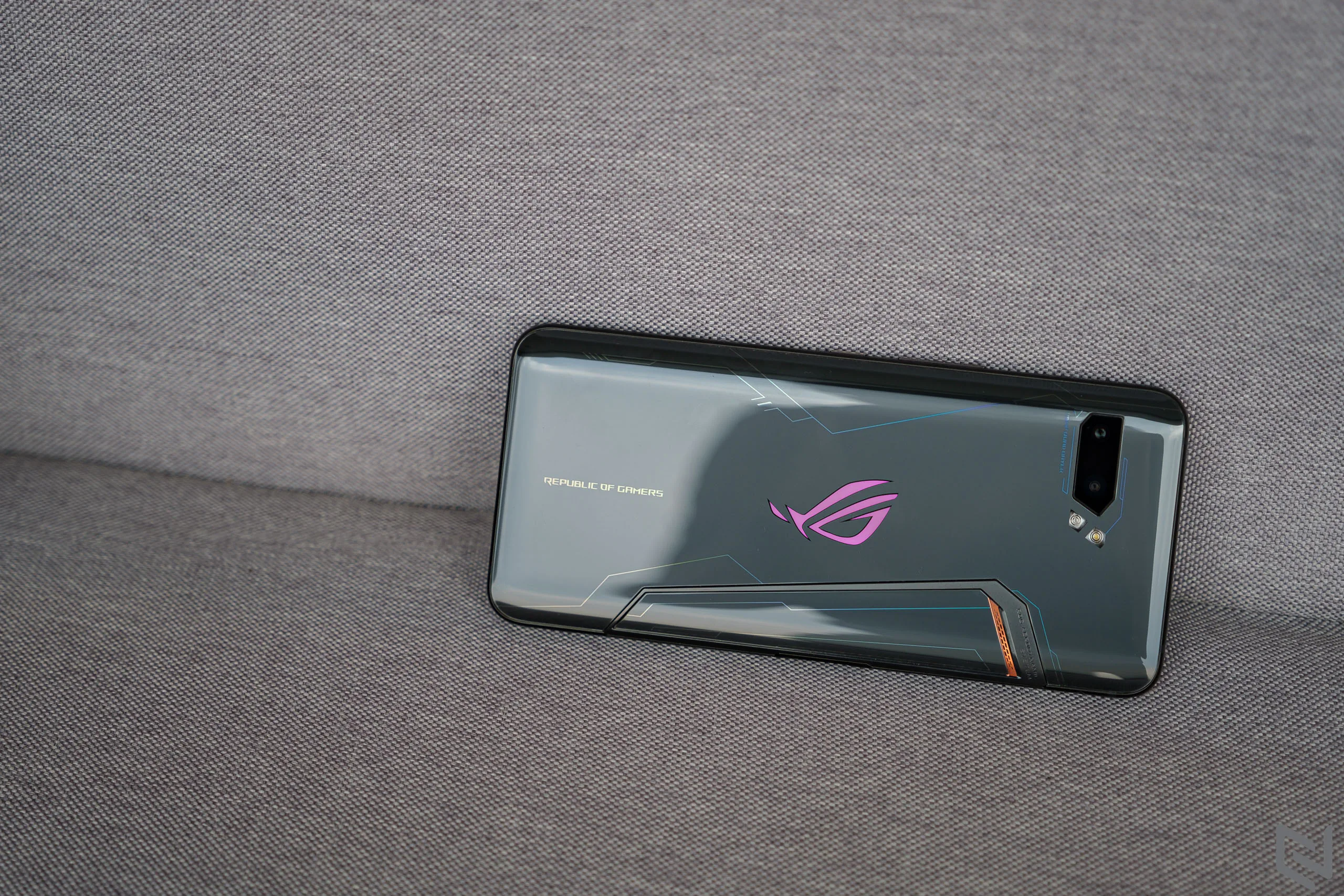 Trên tay ASUS ROG Phone II: Bản hoàn thiện từ thế hệ đầu với bộ phụ kiện đồ chơi xịn hơn nhiều