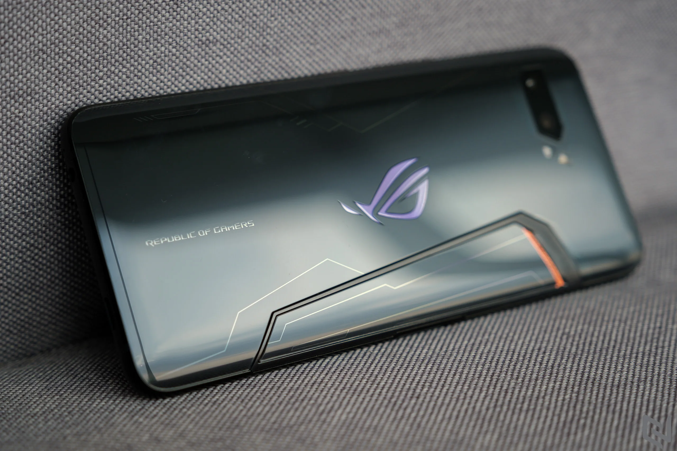 Trên tay ASUS ROG Phone II: Bản hoàn thiện từ thế hệ đầu với bộ phụ kiện đồ chơi xịn hơn nhiều