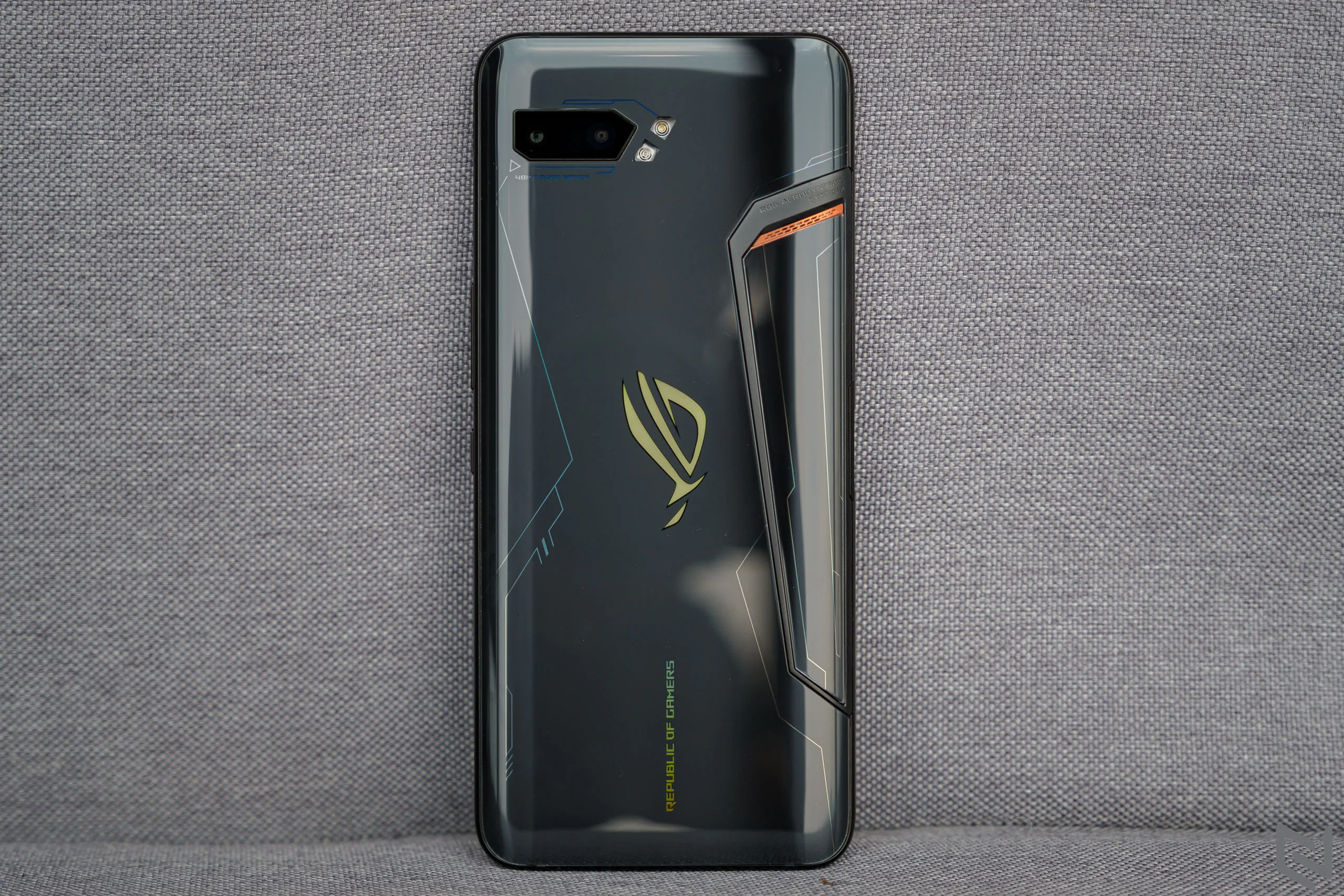 Trên tay ASUS ROG Phone II: Bản hoàn thiện từ thế hệ đầu với bộ phụ kiện đồ chơi xịn hơn nhiều
