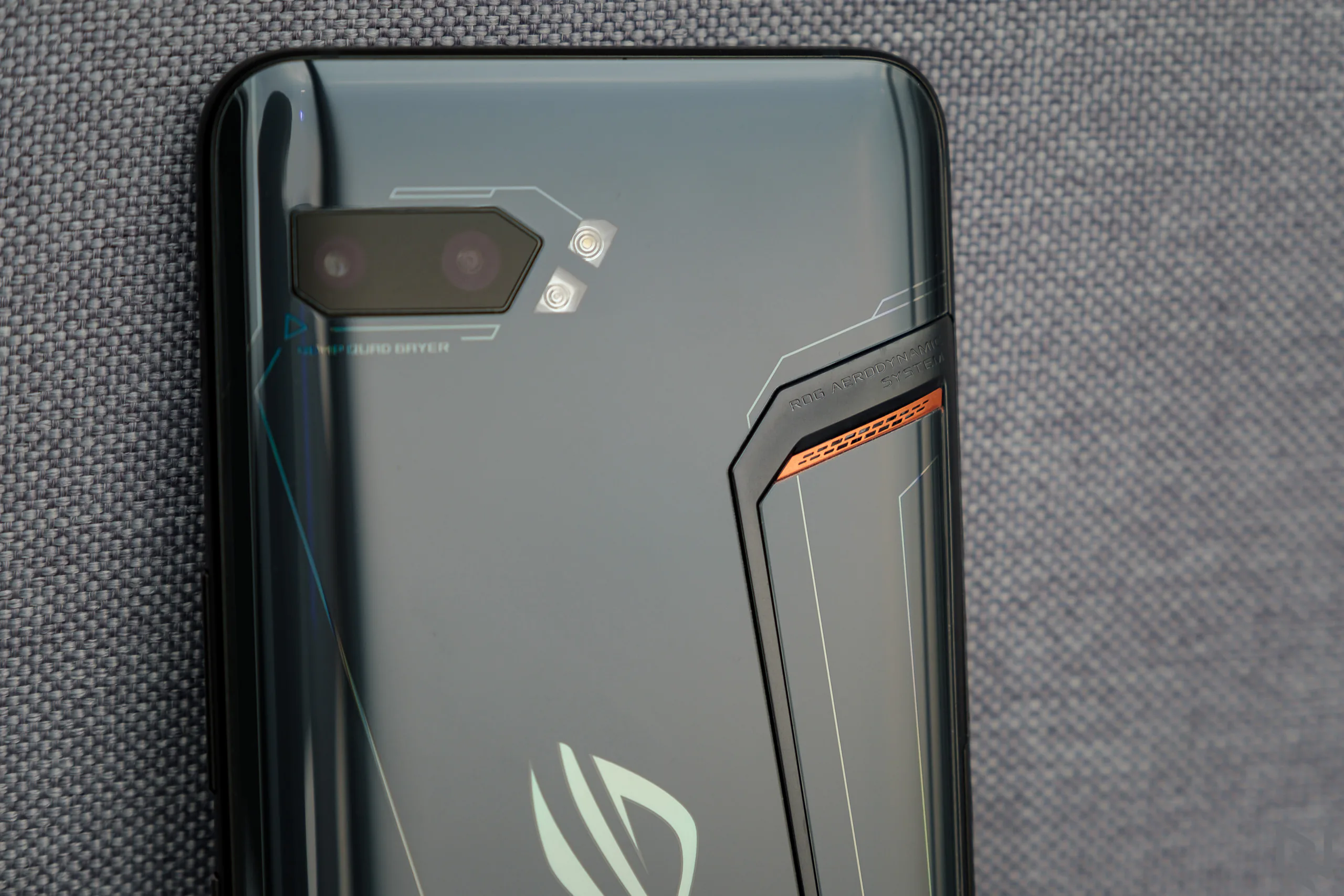 Trên tay ASUS ROG Phone II: Bản hoàn thiện từ thế hệ đầu với bộ phụ kiện đồ chơi xịn hơn nhiều