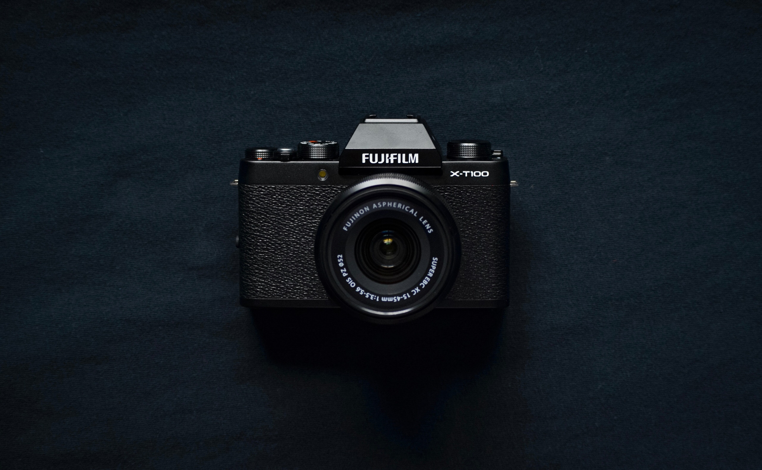 Lộ diện hình ảnh đầu tiên của máy ảnh Fujifilm X-T200 và ống kính XC35mm f/2