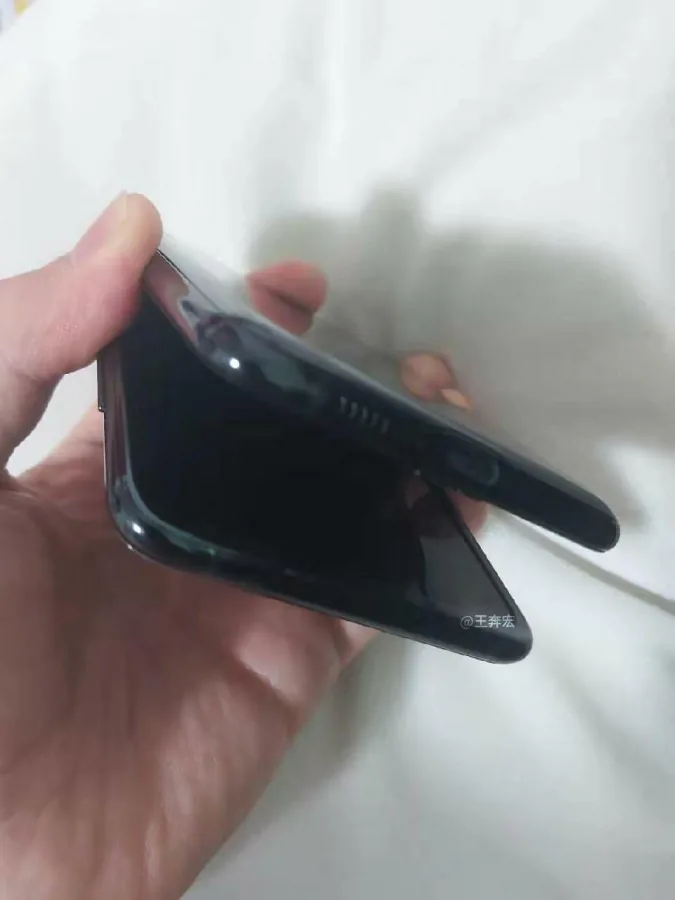 Lộ diện ảnh trên tay smartphone gập kiểu vỏ sò truyền thống từ Samsung