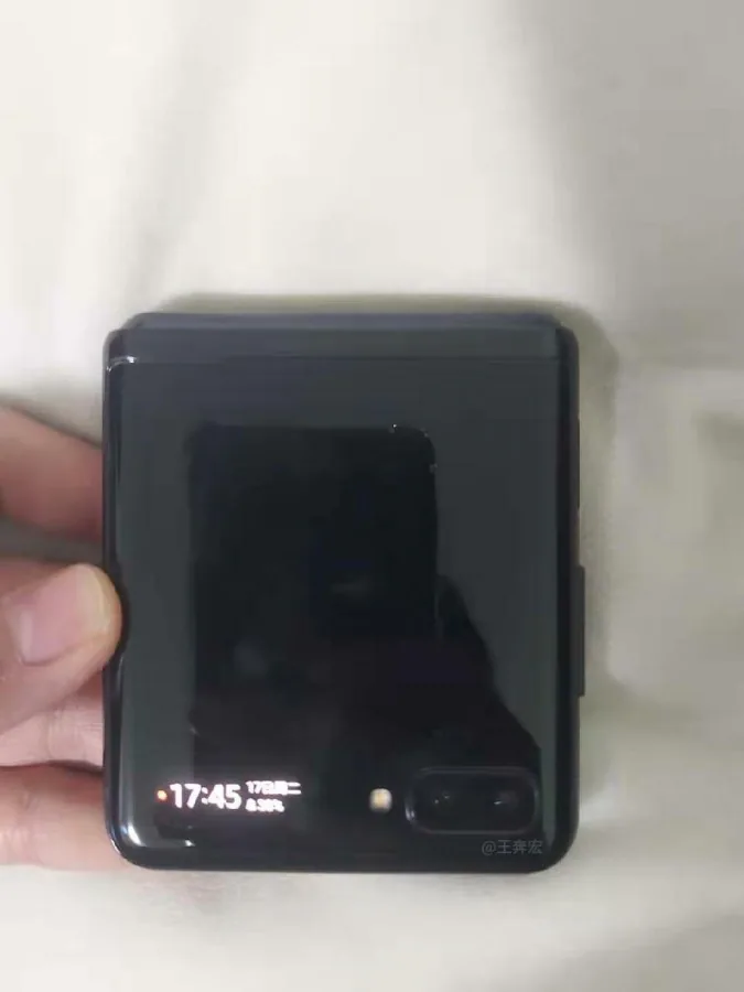 Lộ diện ảnh trên tay smartphone gập kiểu vỏ sò truyền thống từ Samsung