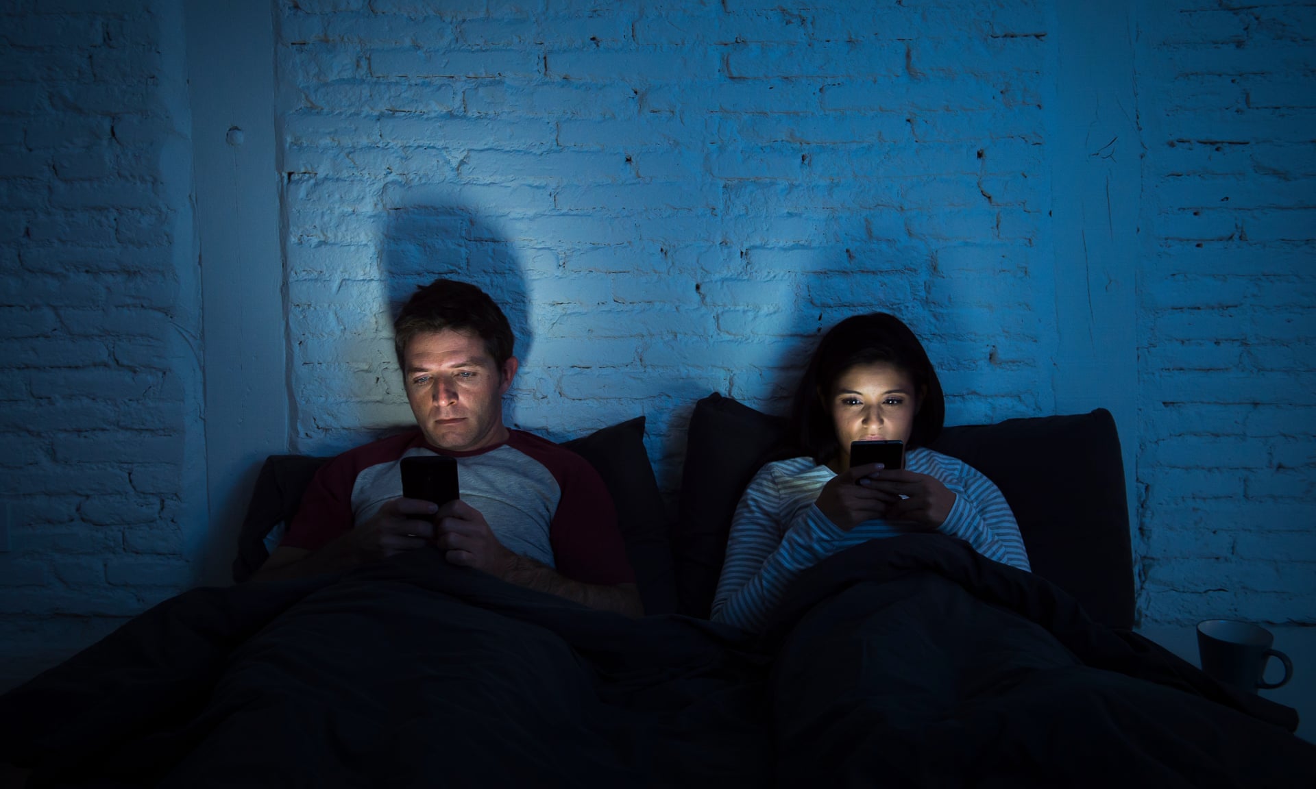Nghiên cứu mới: ánh sáng vàng từ smartphone và chế độ tối không giúp chúng ta dễ ngủ hơn