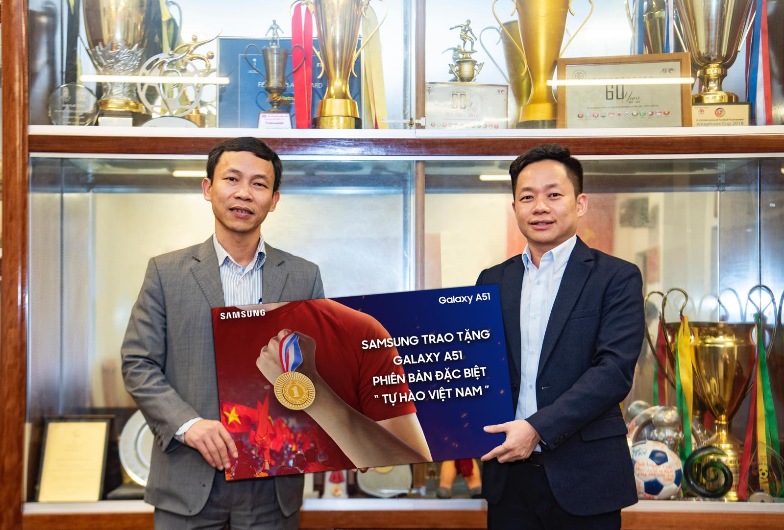 Samsung tặng Galaxy A51 Phiên bản đặc biệt “Tự Hào Việt Nam” cho Đội tuyển Bóng đá Nam và Nữ vừa đoạt Huy Chương Vàng tại SEA GAMES 2019