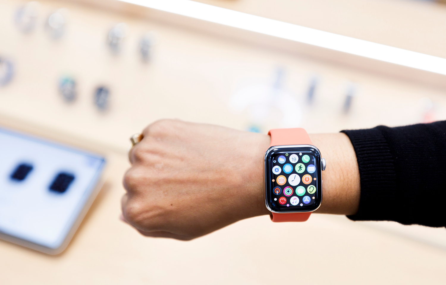Doanh số Apple Watch và AirPods tăng một cách ‘điên rồ’
