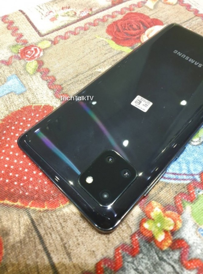 Lộ diện ảnh thực tế Galaxy Note 10 Lite, cụm bốn camera sau vuông và camera trước đục lỗ