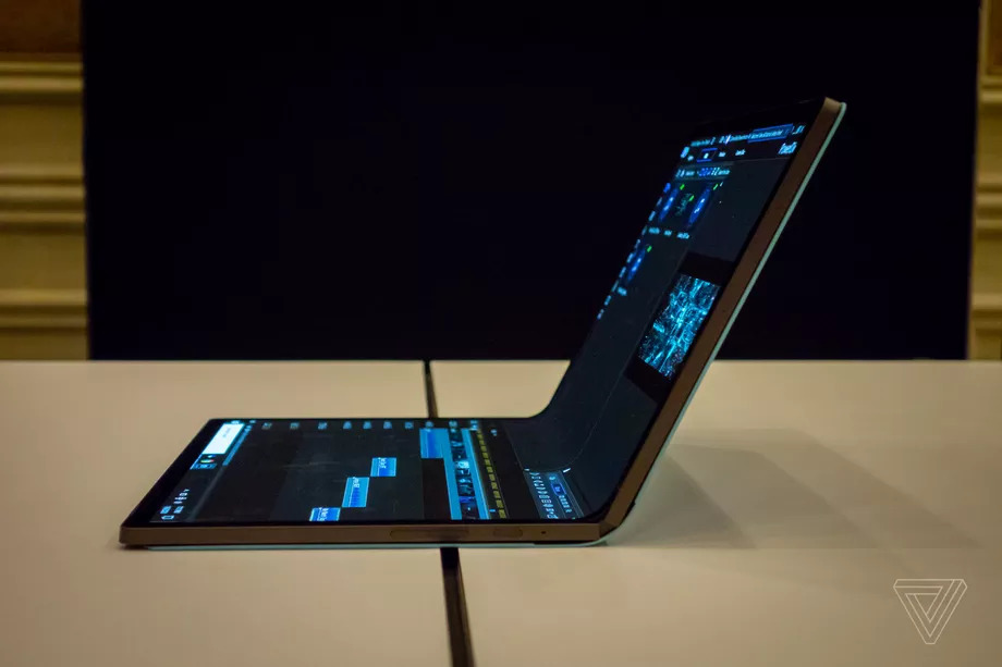 Intel giới thiệu concept Horseshoe Bend là một PC gập được giống như laptop