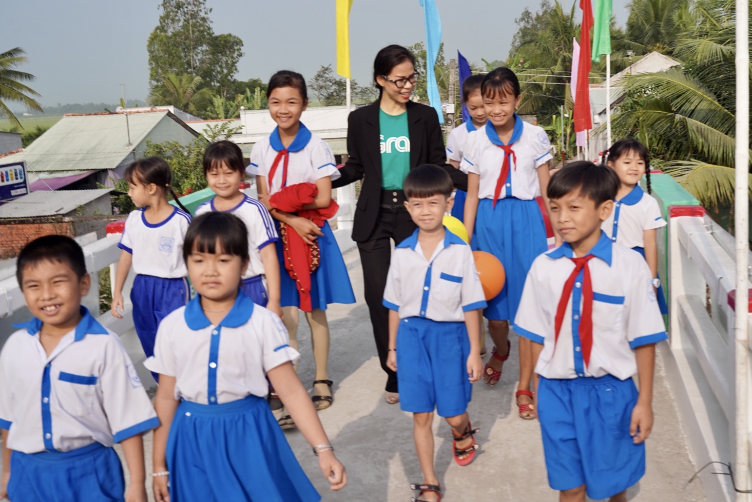 Khánh thành, bàn giao công trình cầu Phú Thạnh A và trao 200 suất học bổng cho trẻ em có hoàn cảnh đặc biệt, khó khăn tỉnh Vĩnh Long