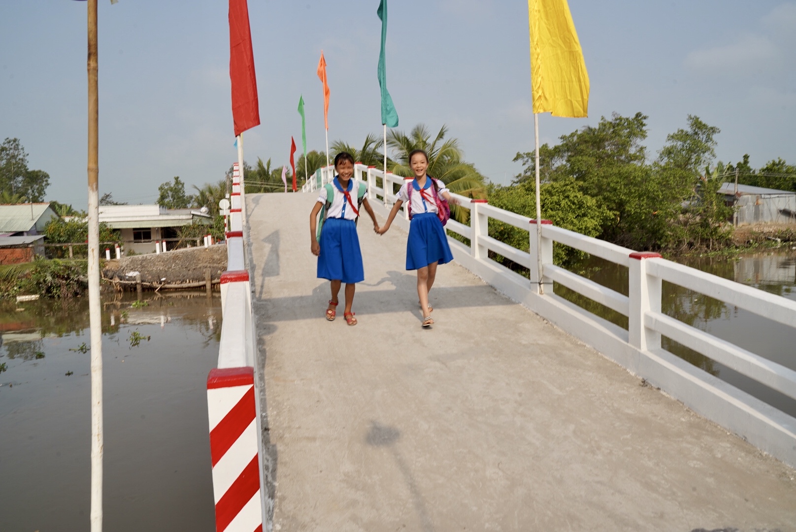 Khánh thành, bàn giao công trình cầu Phú Thạnh A và trao 200 suất học bổng cho trẻ em có hoàn cảnh đặc biệt, khó khăn tỉnh Vĩnh Long