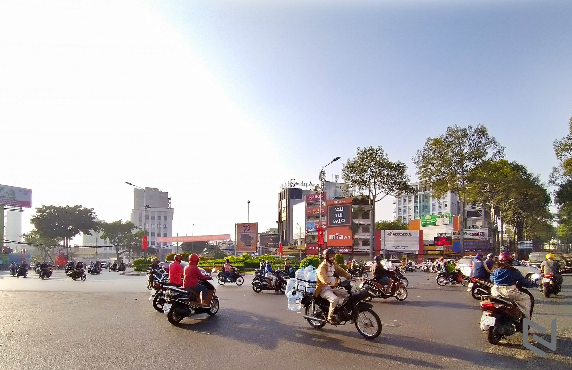 Sài Gòn vắng lặng và bình yên ngày mùng 1 tết qua ống kính Nokia 7.2