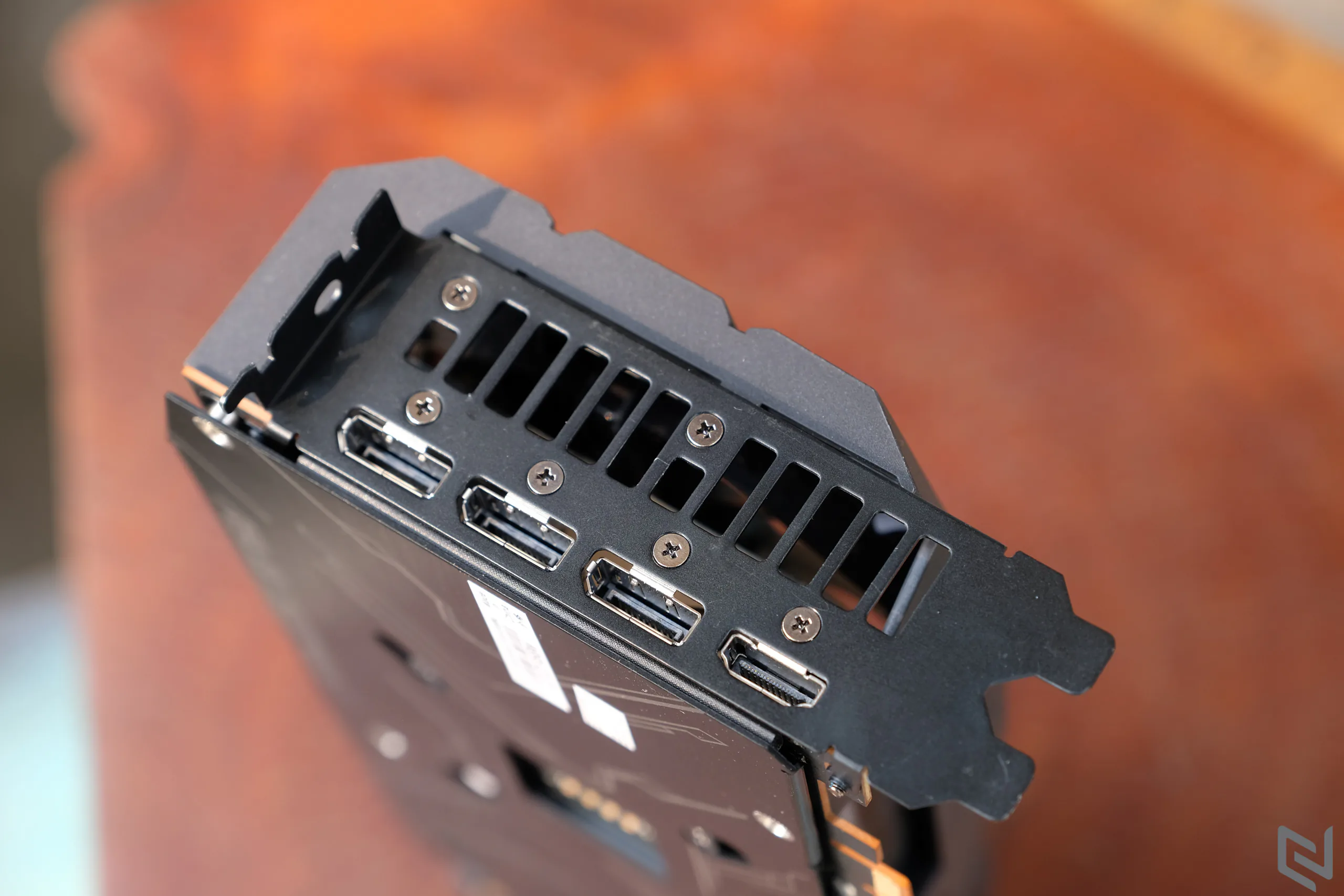 Trên tay ASUS ROG STRIX RX5500 XT O8G GAMING: Nhiều RAM hơn là lợi thế