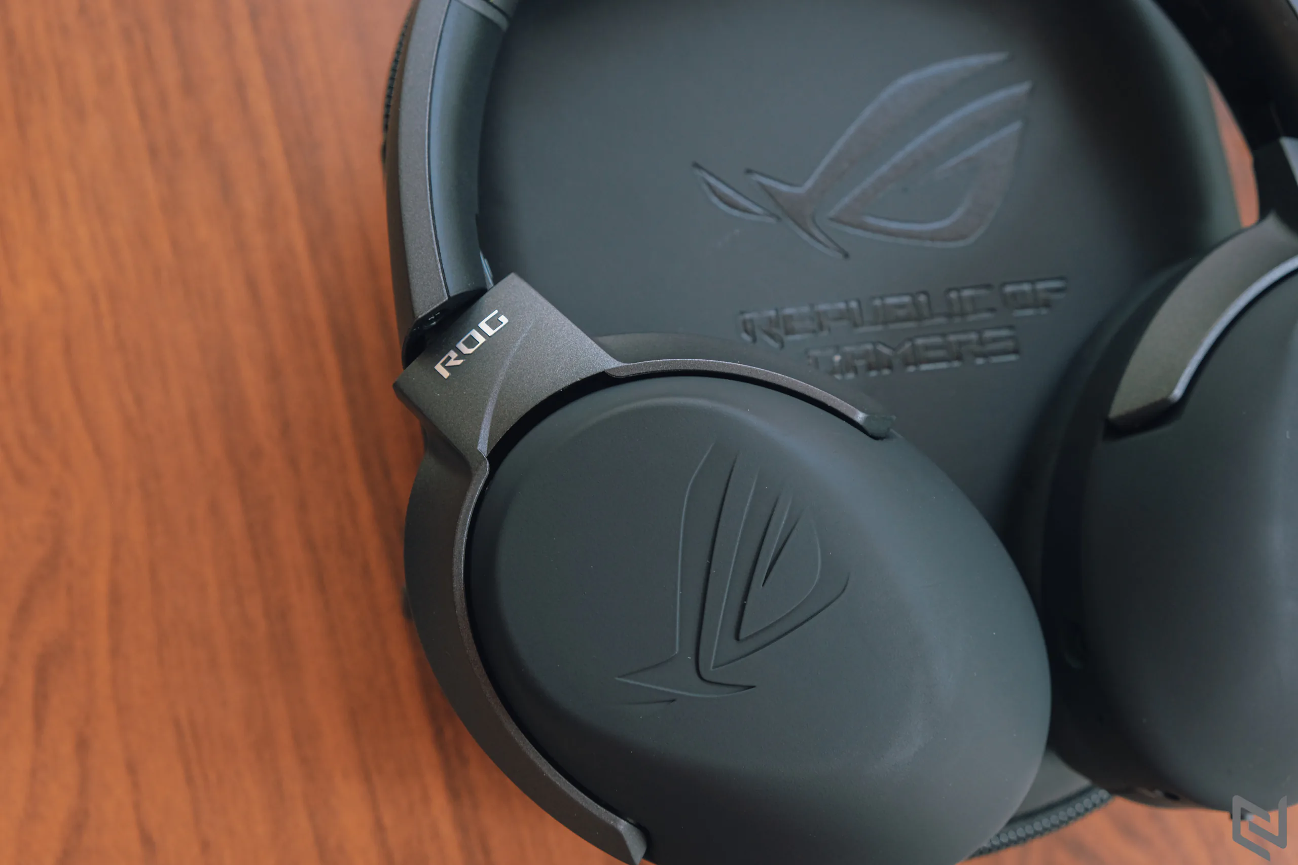 Trên tay tai nghe chơi game không dây ASUS ROG Strix Go 2.4