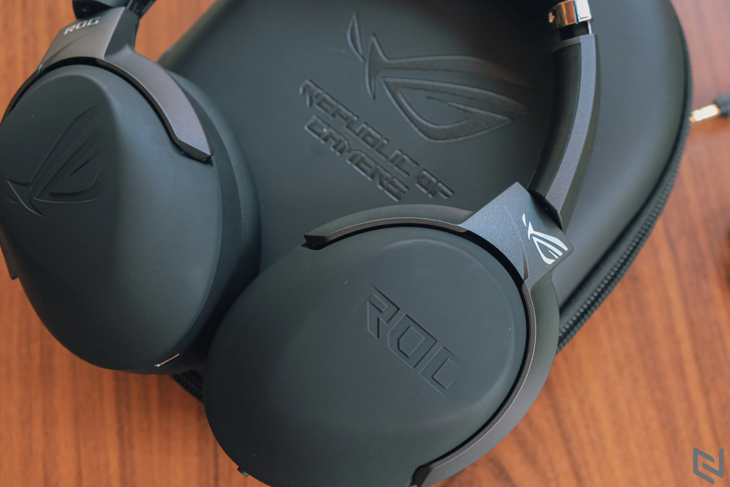 Trên tay tai nghe chơi game không dây ASUS ROG Strix Go 2.4