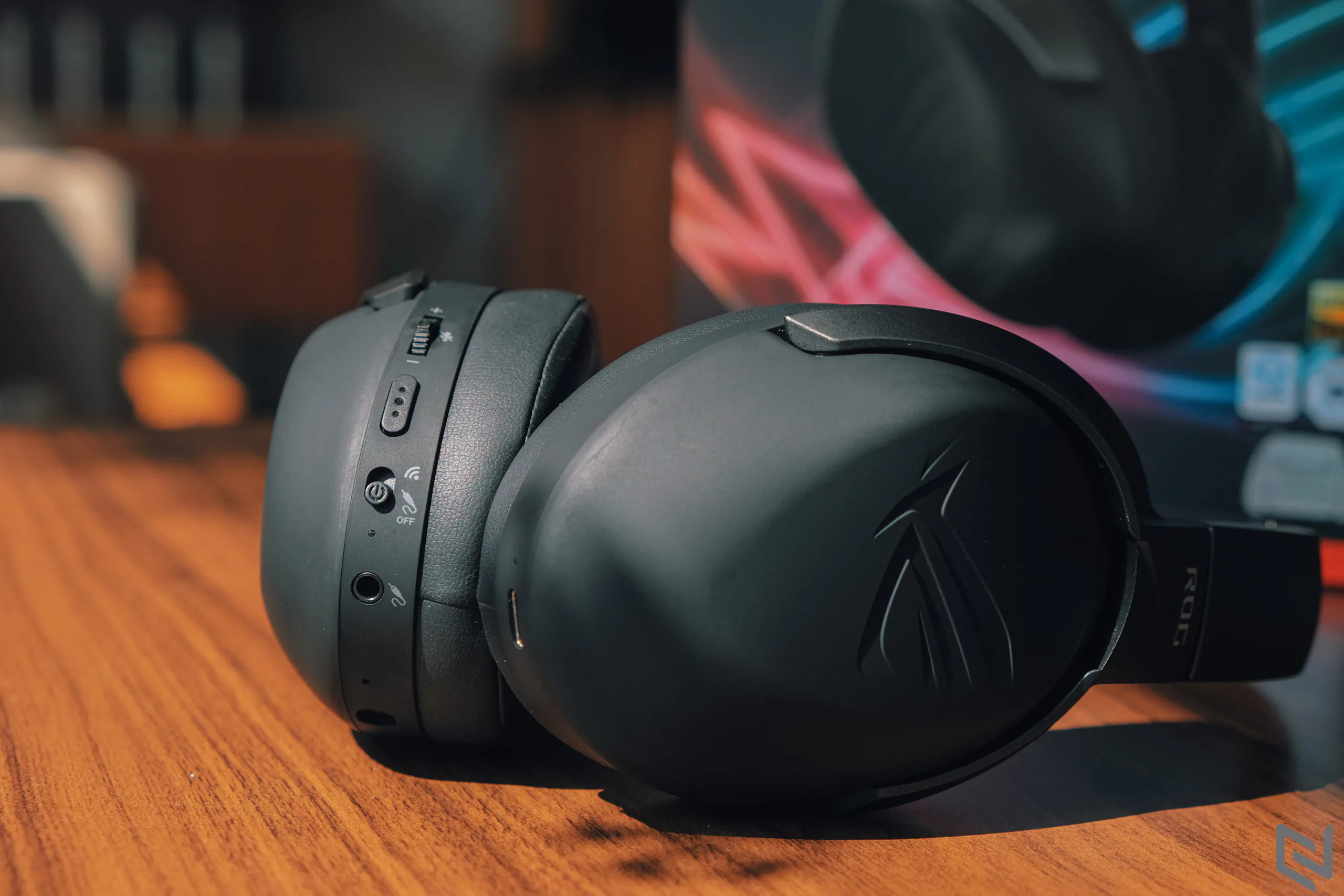Trên tay tai nghe chơi game không dây ASUS ROG Strix Go 2.4