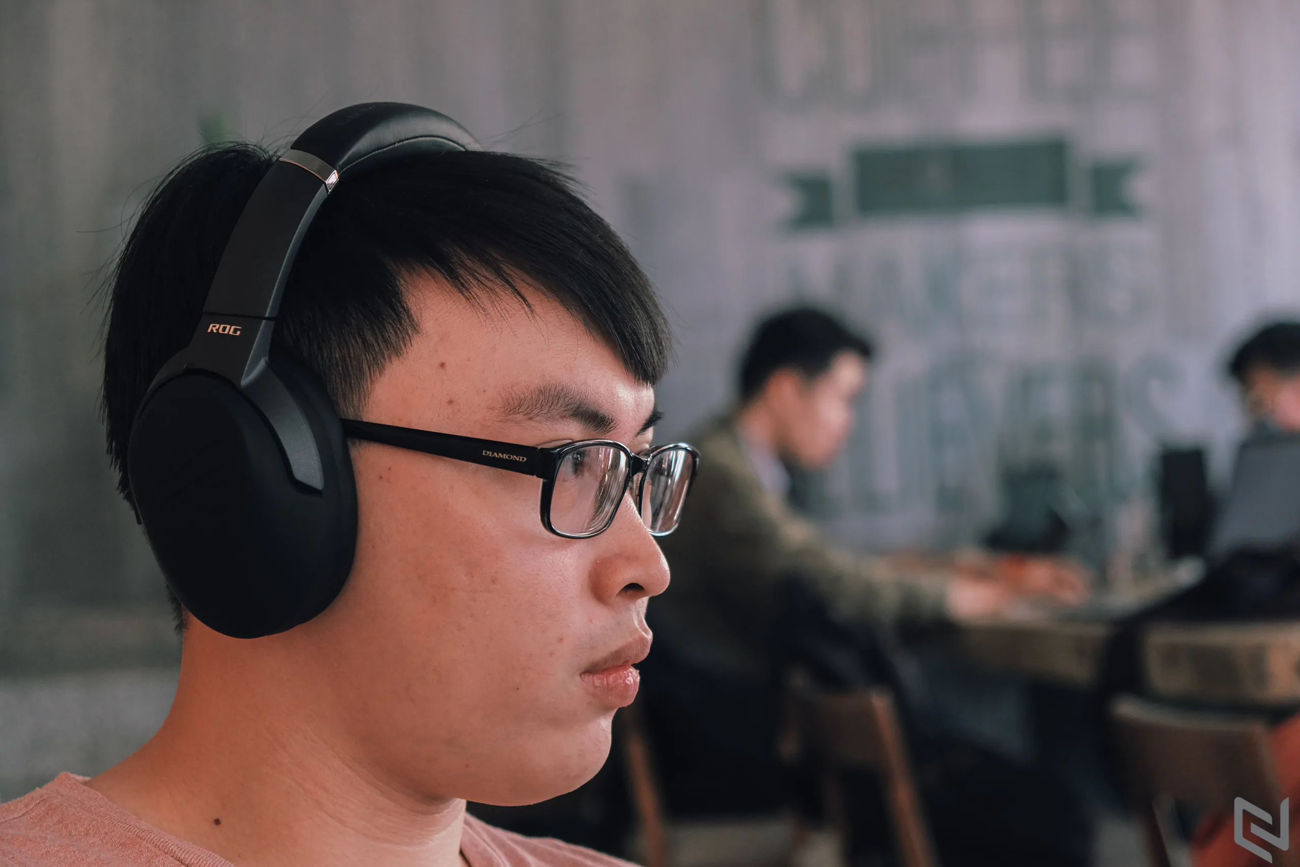 Trên tay tai nghe chơi game không dây ASUS ROG Strix Go 2.4
