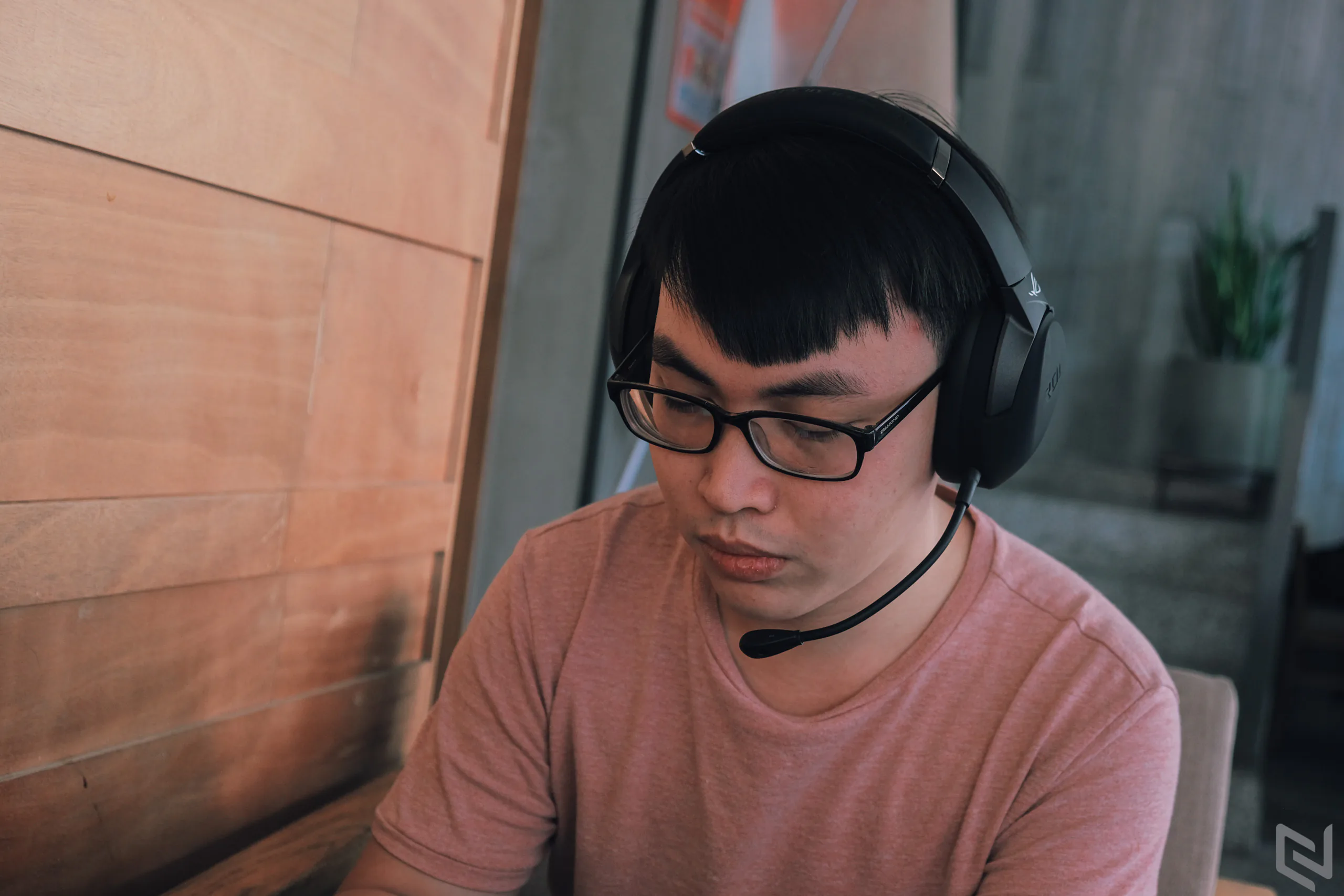 Trên tay tai nghe chơi game không dây ASUS ROG Strix Go 2.4