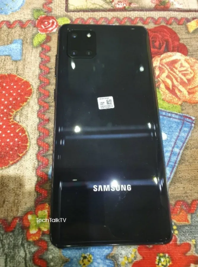 Lộ diện ảnh thực tế Galaxy Note 10 Lite, cụm bốn camera sau vuông và camera trước đục lỗ