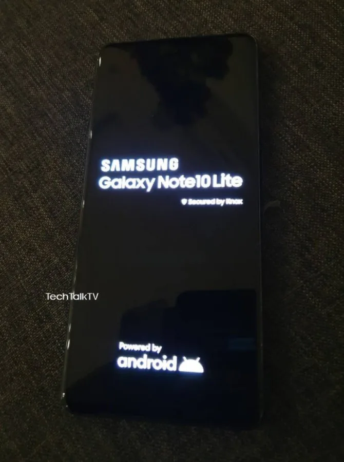 Lộ diện ảnh thực tế Galaxy Note 10 Lite, cụm bốn camera sau vuông và camera trước đục lỗ