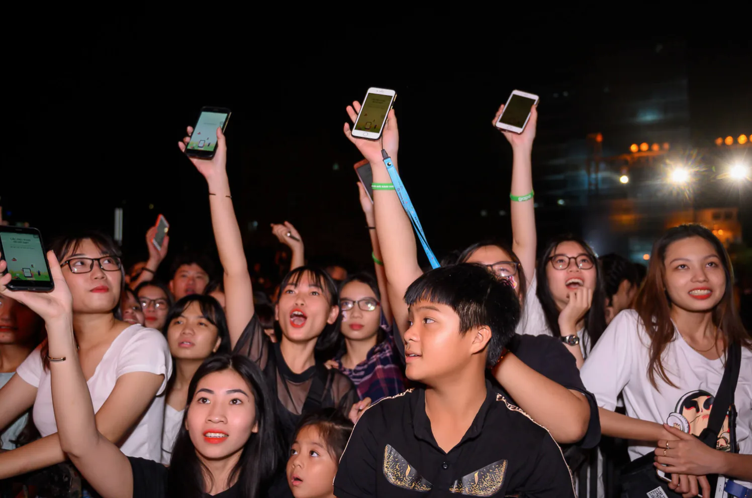 Khép lại một năm thăng hoa, Hoàng Thùy Linh dành tặng FC huy hiệu “fan cứng”
