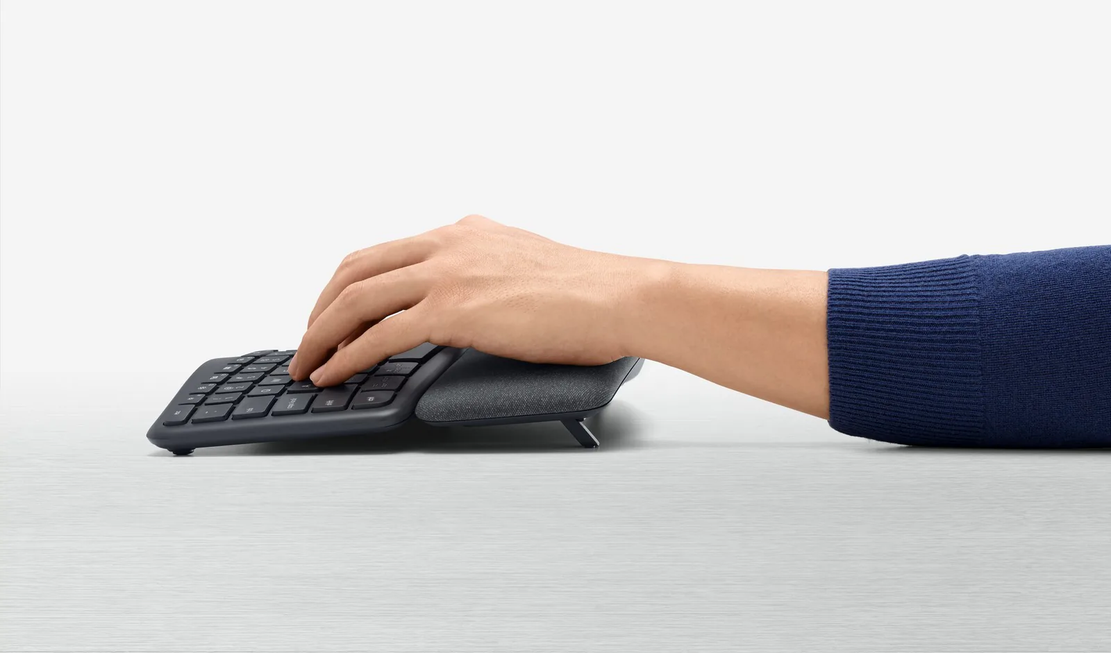 Bàn phím mới K860 của Logitech có thiết kế kỳ lạ nhưng êm ái
