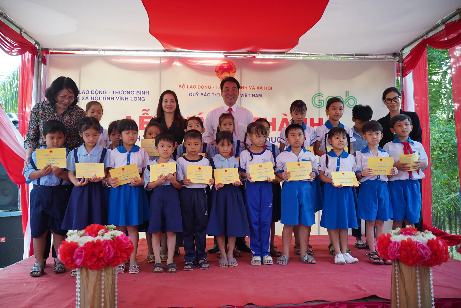 Khánh thành, bàn giao công trình cầu Phú Thạnh A và trao 200 suất học bổng cho trẻ em có hoàn cảnh đặc biệt, khó khăn tỉnh Vĩnh Long