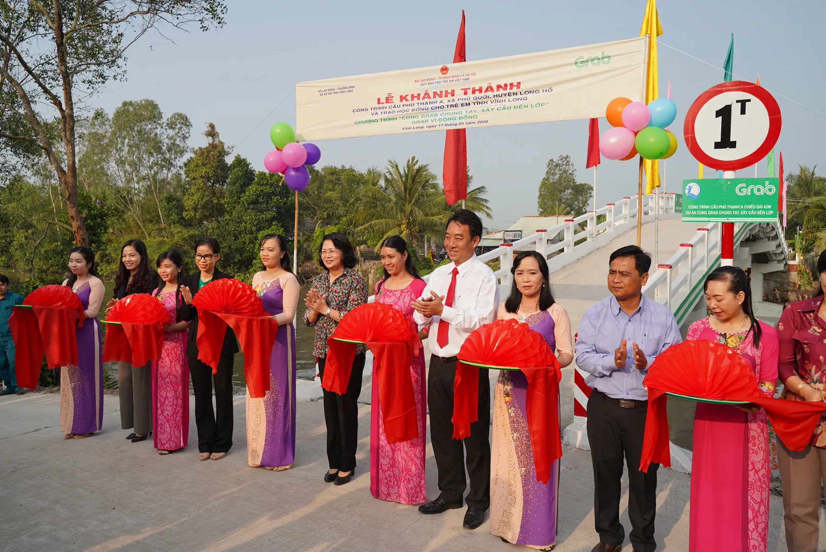 Khánh thành, bàn giao công trình cầu Phú Thạnh A và trao 200 suất học bổng cho trẻ em có hoàn cảnh đặc biệt, khó khăn tỉnh Vĩnh Long